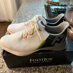 Mens golf shoes, like new worn for 4 rounds of golf.